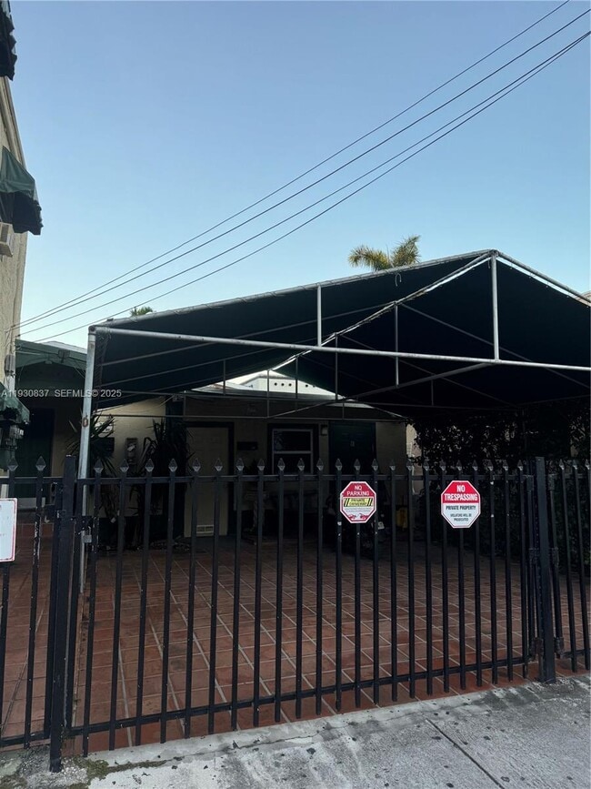 Building Photo - 227 SW 11th Ave