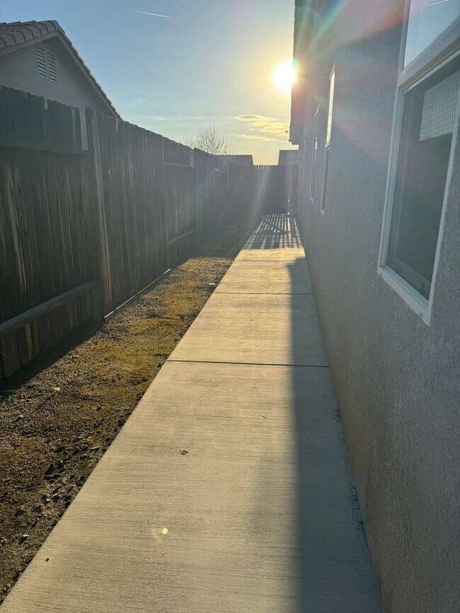 Building Photo - BEAUTIFUL 3 BEDROOM SINGLE FAMILY HOME