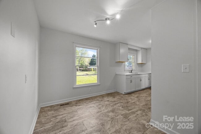 Building Photo - 136 Kent Dr