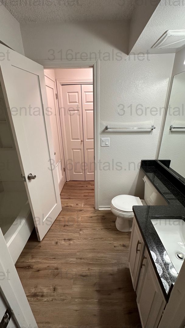 Building Photo - $895- 2 bedroom 1 bath - Apartment located...