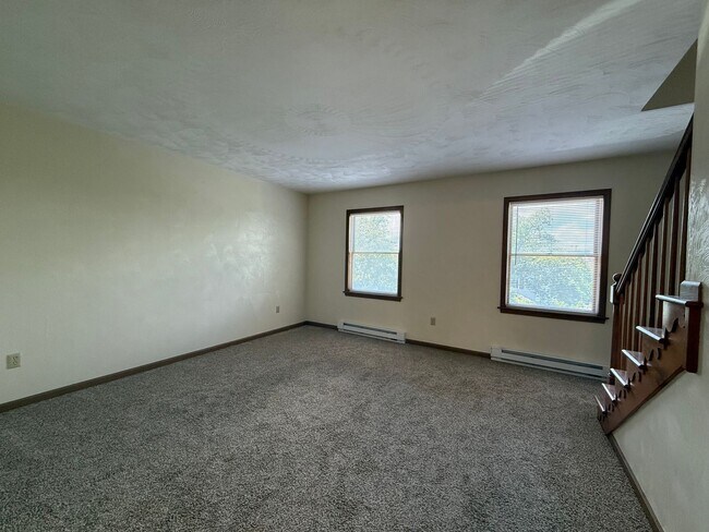 Building Photo - 305 Hill Dr
