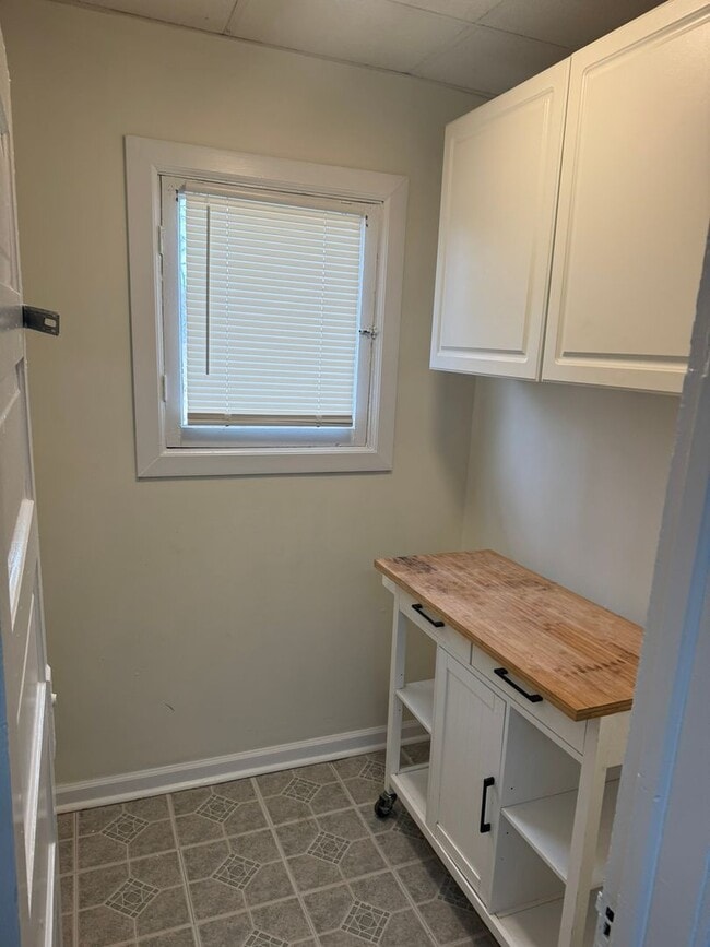 Building Photo - 3 bedroom, 1 bath, 2 story single family house