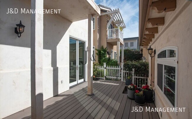 Building Photo - 105 S Ditmar St