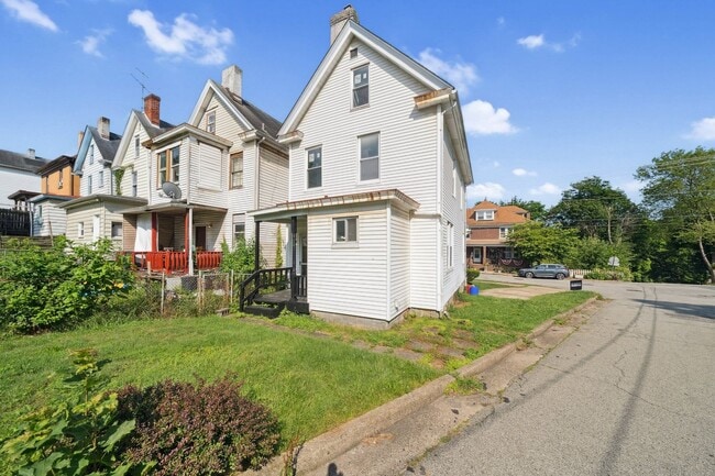 Building Photo - Fresh 3 bedroom home in Jeannette availabl...