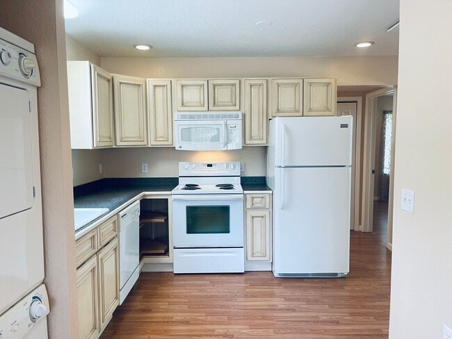 Building Photo - Charming 2-Bedroom in Candler with Large Y...