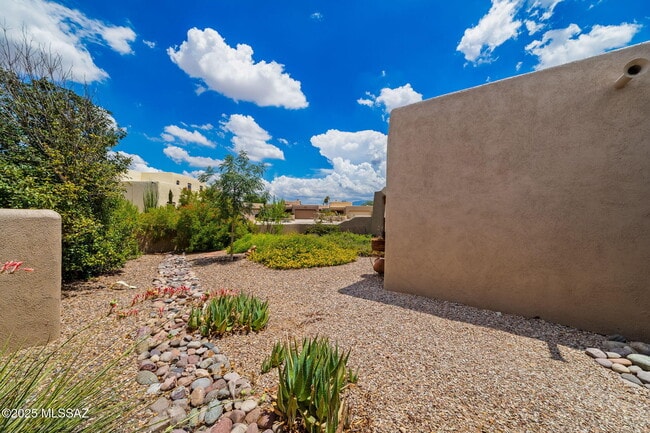 Building Photo - 9020 N Jessy Ln