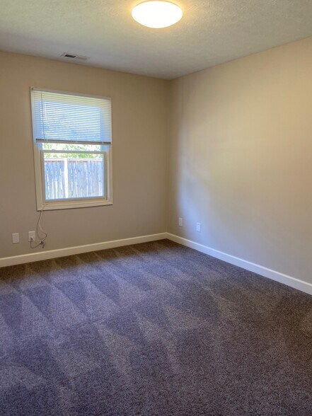 Building Photo - 3416 S Kennedy Dr