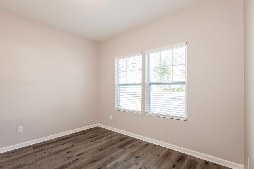 Building Photo - 2304 Lake Vista Drive