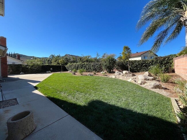 Building Photo - Simi Valley 4+3 w/flexible floorplan + EV charger!