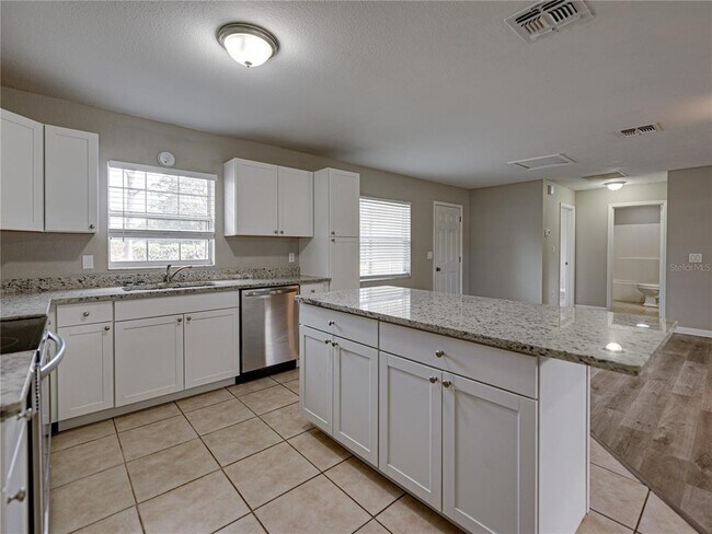 Building Photo - 5017 Lewellyn Rd