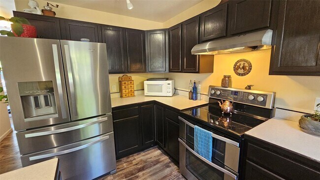 Building Photo - Recently Updated 3 BR/ 1.5 BA in Central M...