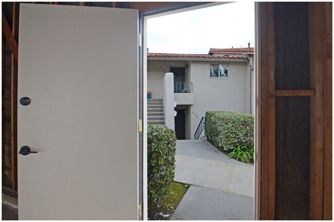 Building Photo - GORGEOUS VIEW CONDO ON THE GOLF COURSE!!!