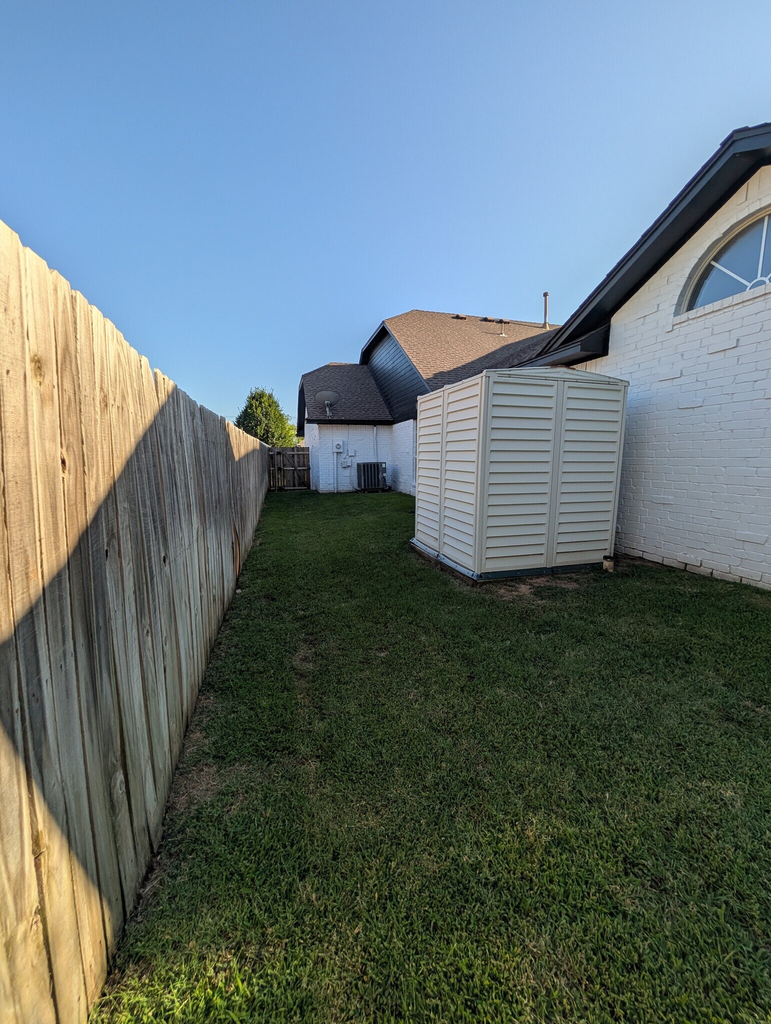 Side yard and storage shed - 8701 NW 116th St