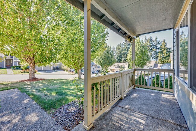Building Photo - Highly Desirable Home in Ridgetop Communit...