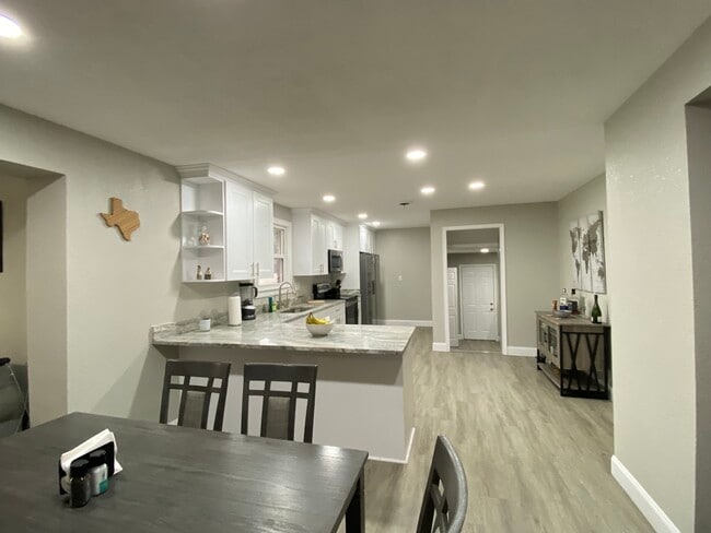 Building Photo - 6425 Sedgefield Dr