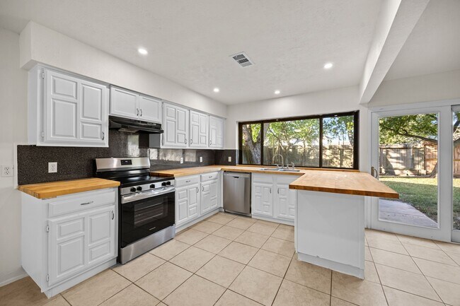 Building Photo - 16610 Carbridge Dr