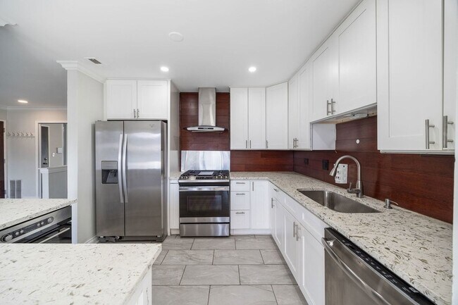 Building Photo - 901 Yosemite Trail