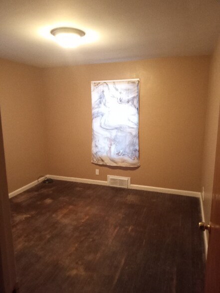 Building Photo - 385 Saxton St