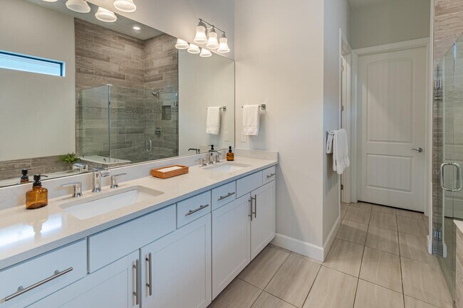 Building Photo - 559 SE Villandry Way