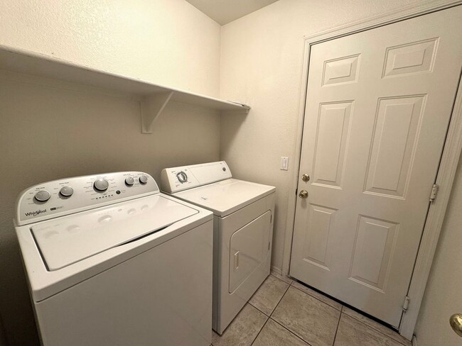 Building Photo - 3 bedroom plus den, 2 bath, on the golf co...
