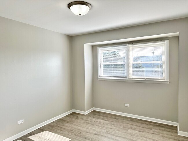 Building Photo - 9709 W Lorraine Dr