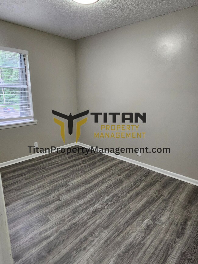 Building Photo - 2 bed/1 bath Townhouse