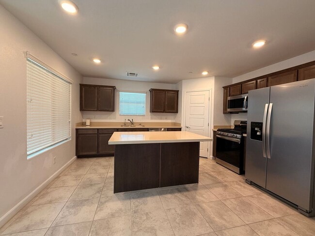 Building Photo - 3 BED 2.5 BATH 2 CAR GARAGE TOWNHOUSE WITH...