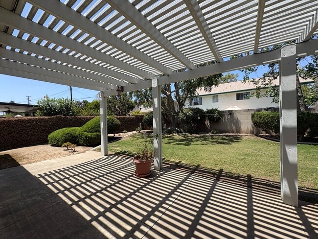 Building Photo - Spacious House - 2 stories - 4 Bedrooms + 2.5 Baths & large 2 car garage