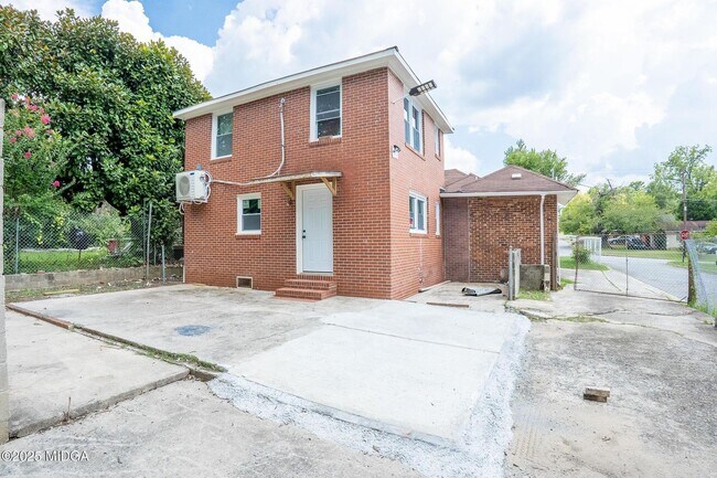 Building Photo - 760 Cowan St