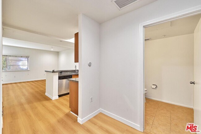 Building Photo - 2864 Sunset Pl