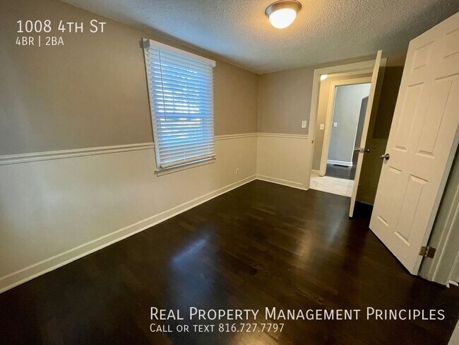 Building Photo - 1008 4th St-