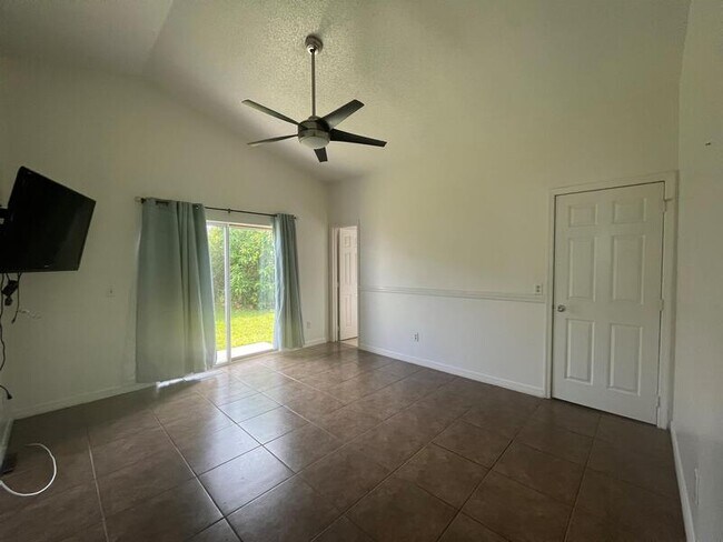 Building Photo - 8750 Claiborne Ct