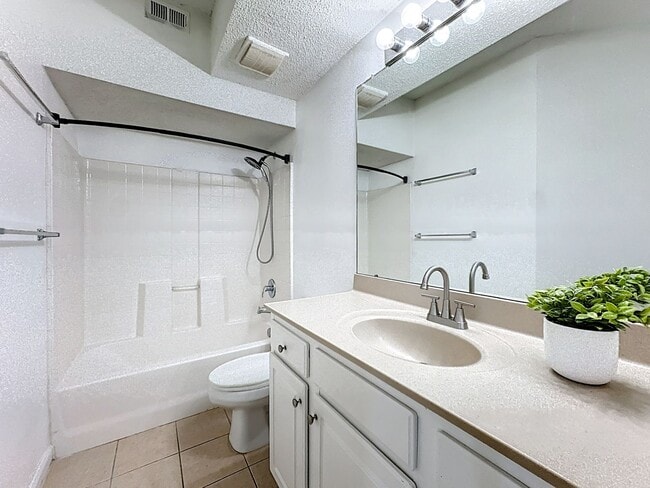 Building Photo - 3 Bedroom with Water View - Villanova at Hunters Creek