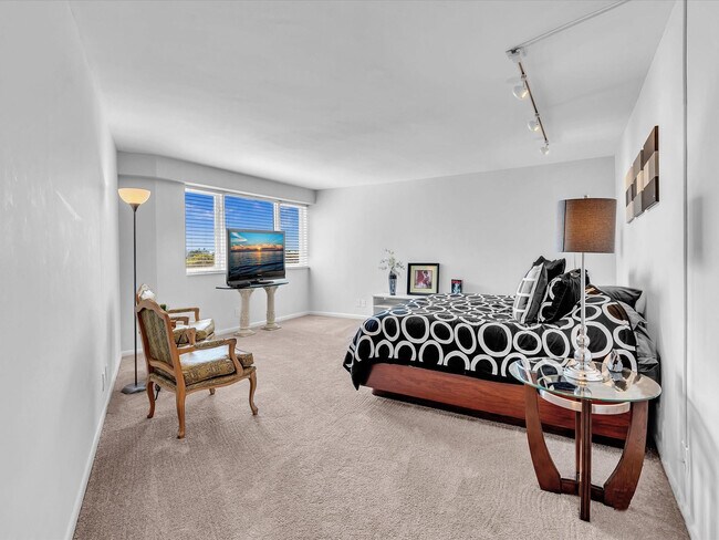 Building Photo - 3000 Holiday Dr