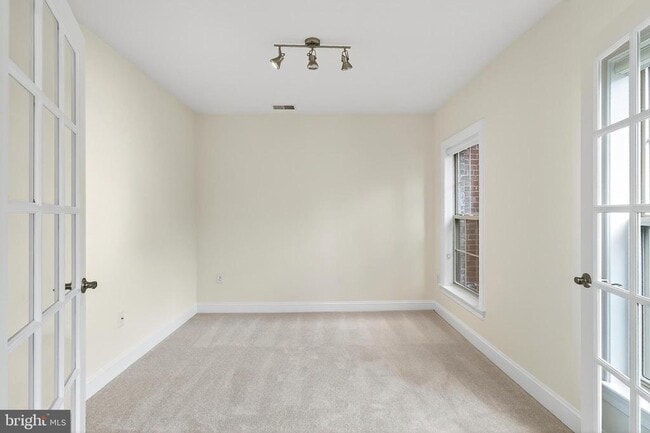 Building Photo - 322 N George Mason Dr