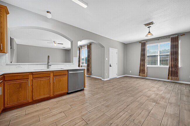 Building Photo - 2111 Castle Gardens Ln