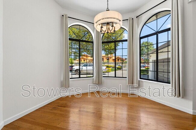 Building Photo - 1121 Douglas Ct