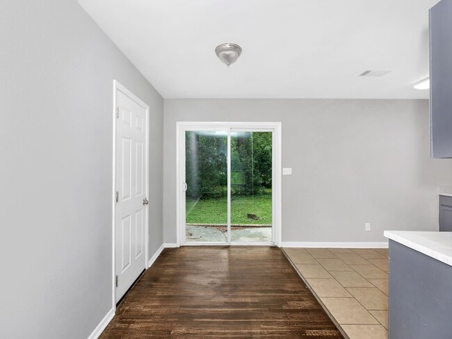 Building Photo - Newly renovated 3 bed/2 bath brick home