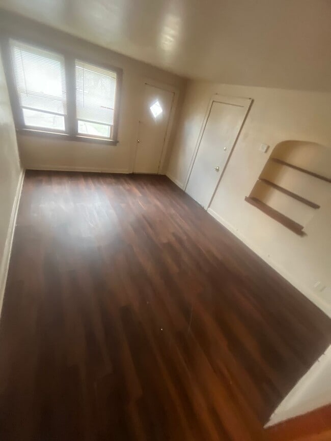 Building Photo - Spacious 2-Bedroom Upper Duplex