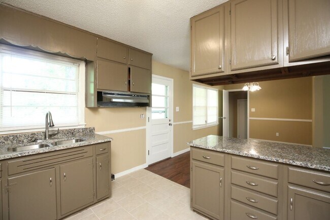 Building Photo - You’ll Love the Layout & Luxury Touches in...