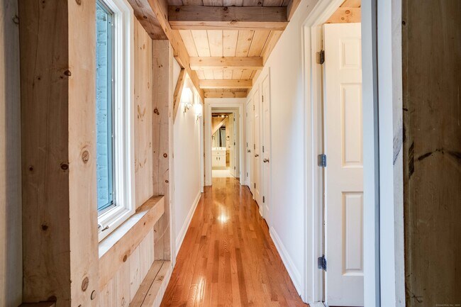 Building Photo - 123 Cove Rd