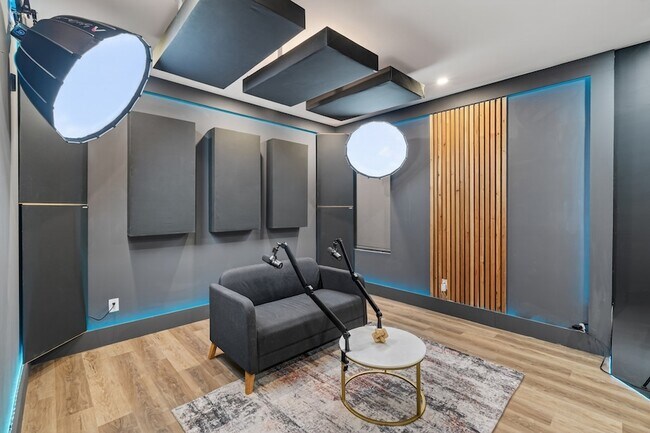Building Photo - 8145 Overland Grv