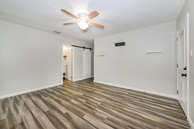 Building Photo - Between Beach & Bay – Gorgeous 3-Bed Coast...