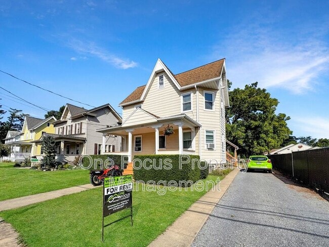 Building Photo - 1310 Almond St