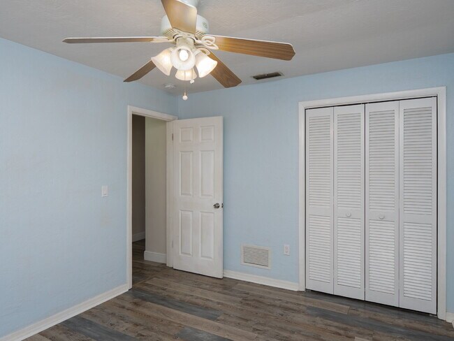 Building Photo - 3525 Riviera Dr