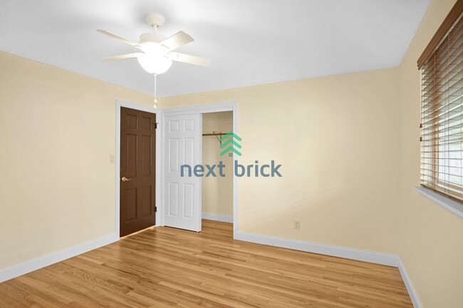 Building Photo - Spacious 5 Bed 2.5 Bath for Rent in Bellevue!
