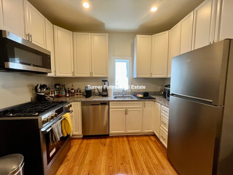 Building Photo - 525 E 3rd St