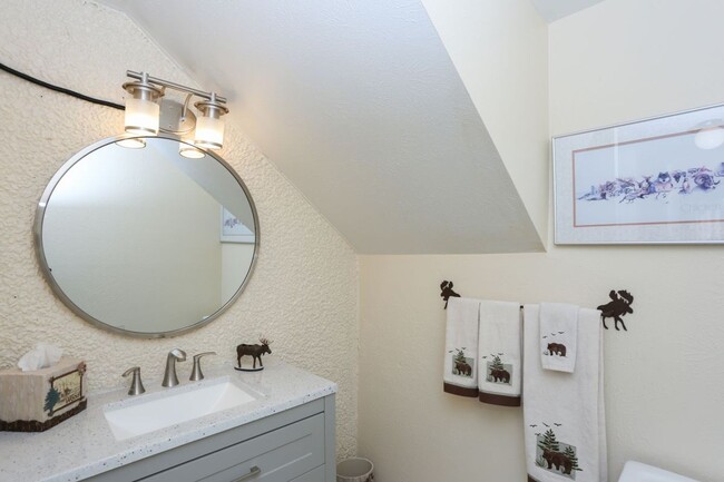 Building Photo - Walk to Main St and Gondola! Furnished! In...