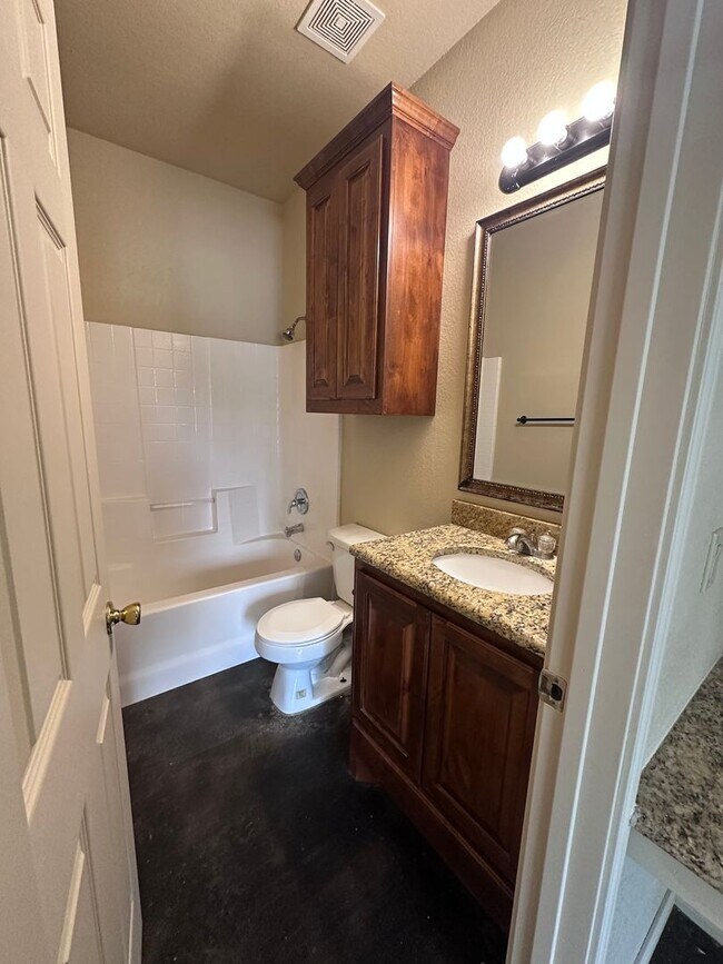 Building Photo - Spacious 4/4 House Near Baylor Campus with Yard - SPRING SEMESTER AVAILABILITY!