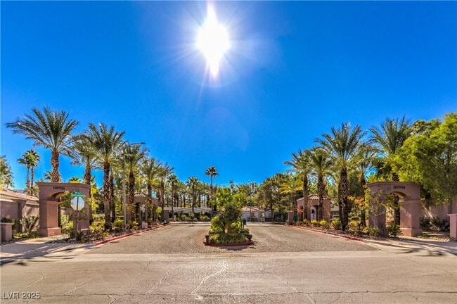 Building Photo - 1851 Vista Pointe Ave